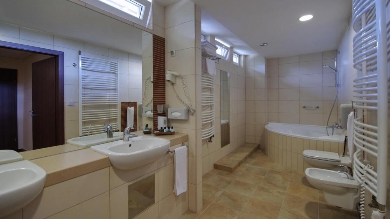 Wellness Hotel ギュラ エクステリア 写真
